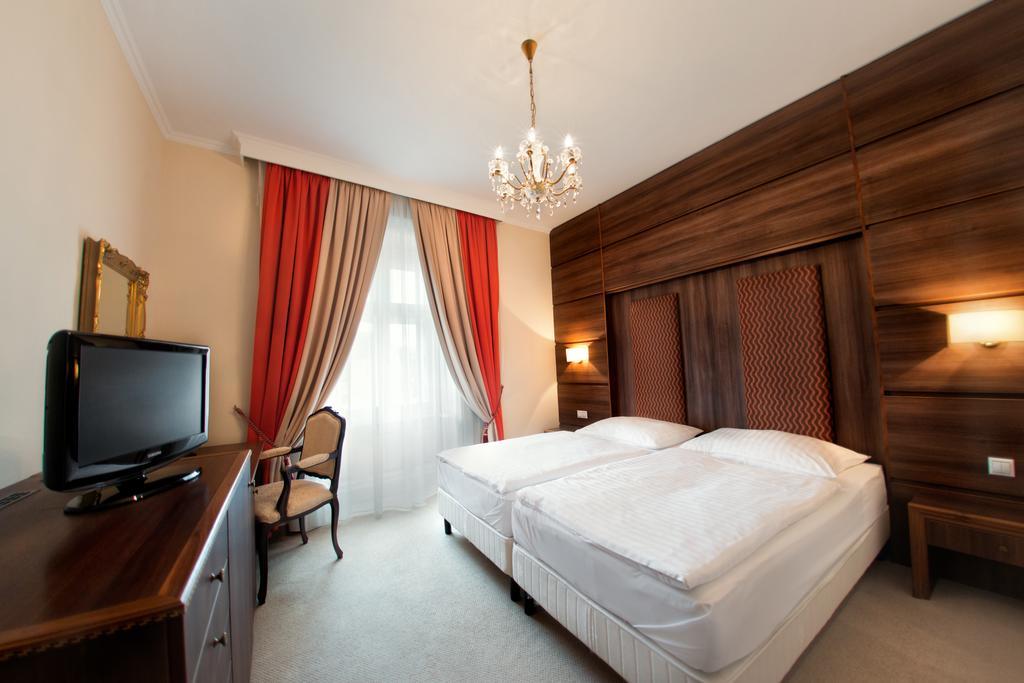 Hotel Kristaly Imperial Tata Eksteriør bilde