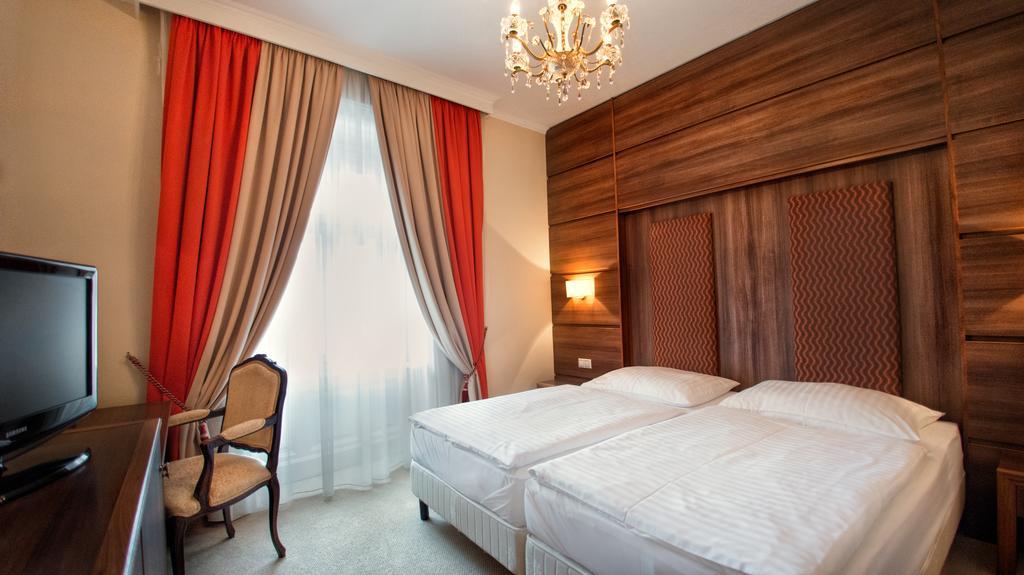 Hotel Kristaly Imperial Tata Eksteriør bilde